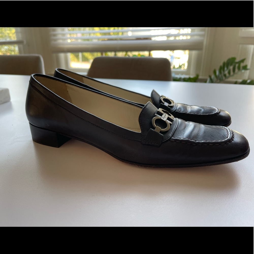 Immaculate Ferragamo espresso brown kid leather loafers. 4A width.